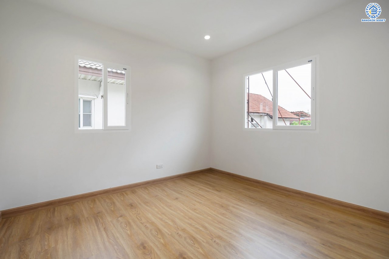 บ้านมือสองตกแต่งใหม่ ม.พฤกษาวิลเลจ11 ท่าอิฐ เนื้อที่ 52.5 ตร.ว. ฟังก์ชันพร้อม 3 ห้องนอน 2 ห้องน้ำ 1 ห้องอเนกประสงค์ จอดรถได้ 1 คัน บนทำเลศักยภาพ เข้า-ออกได้ทั้ง ถนนรัตนาธิเบศร์ และถนนราชพฤกษ์ ใกล้รถไฟฟ้าสายสีม่วง "สถานีบางรักน้อยท่าอิฐ"